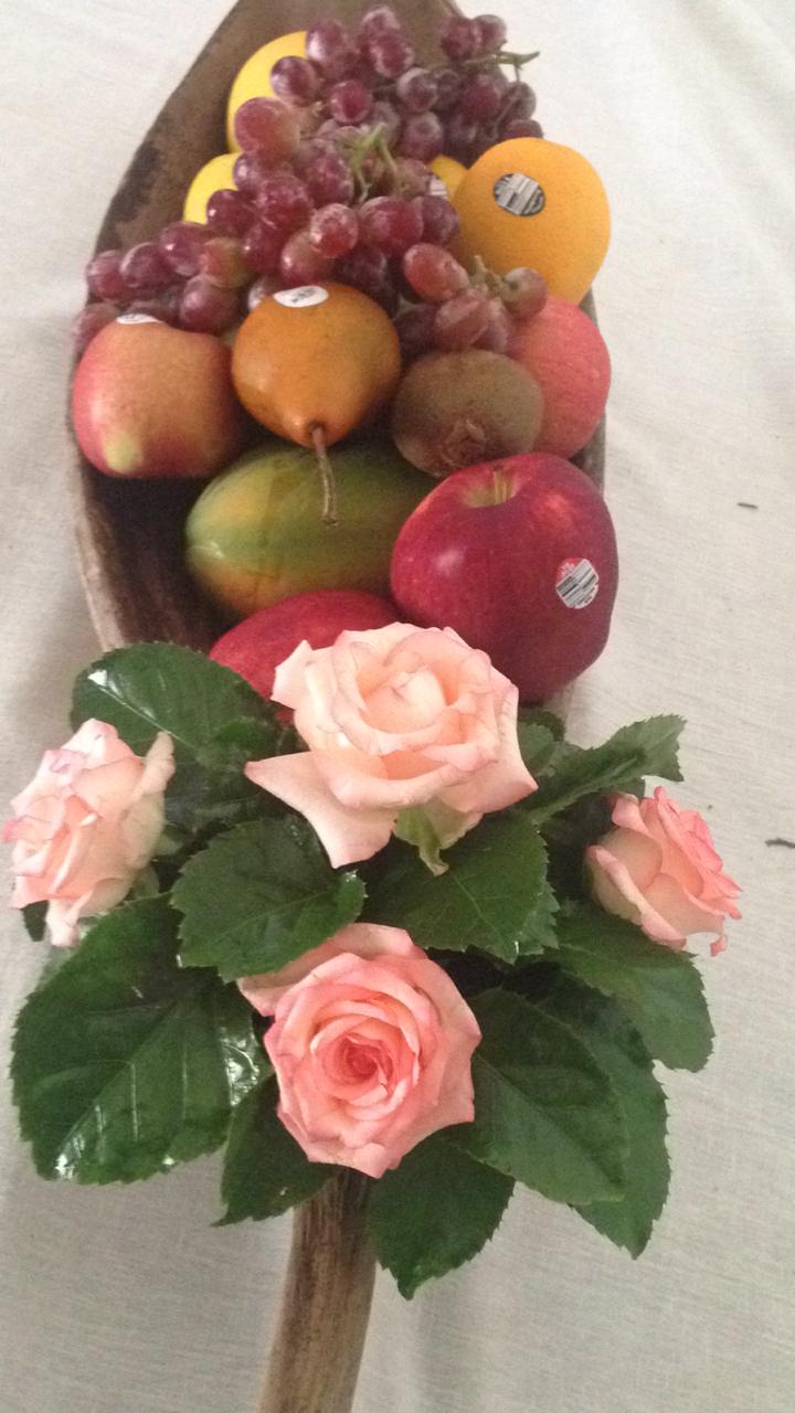 Fruitmand met bloemen